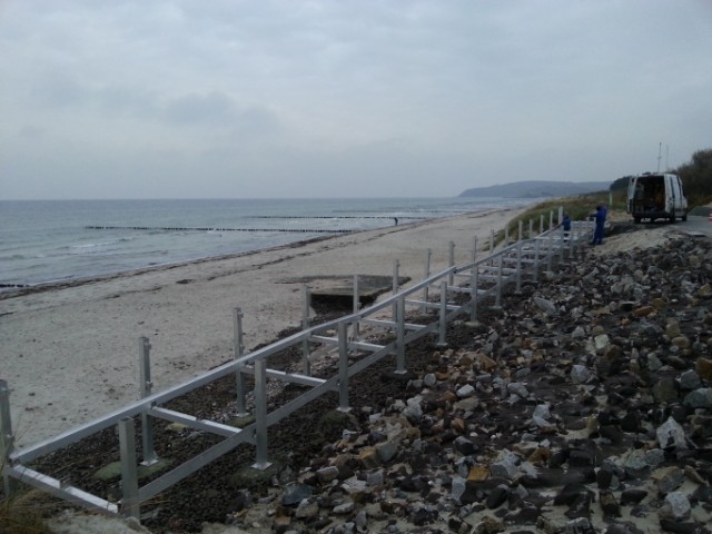 Die barrierefreie Rampe am Strand in Vitte auf Hiddensee wird montiert